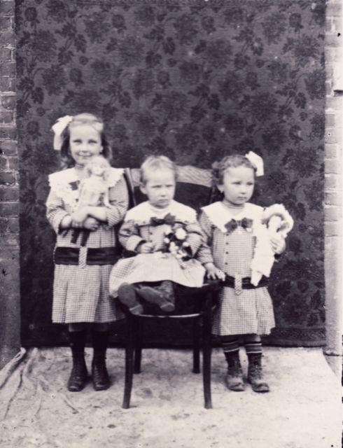 Eén op drie kinderen was toen gelukkig met hun verjaardagscadeau. En de andere twee vroegen zich af waarom er nog geen E-bay was.